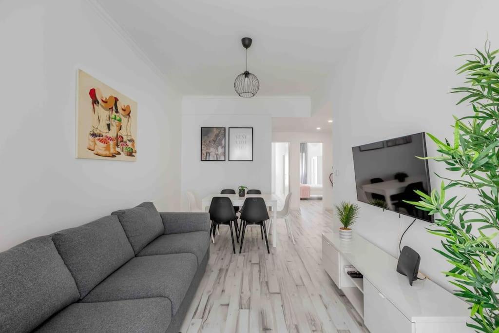 Lovely 3-Bedroom Condo W/ Free Parking On Premises Queluz Eksteriør billede