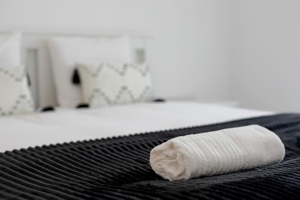 Lovely 3-Bedroom Condo W/ Free Parking On Premises Queluz Eksteriør billede