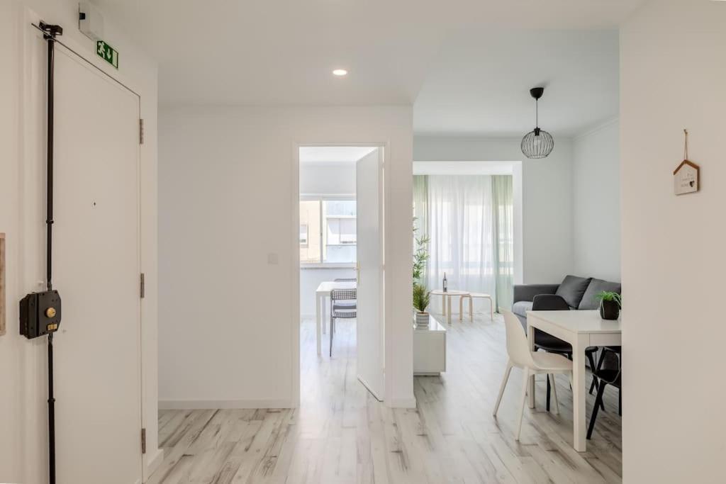 Lovely 3-Bedroom Condo W/ Free Parking On Premises Queluz Eksteriør billede