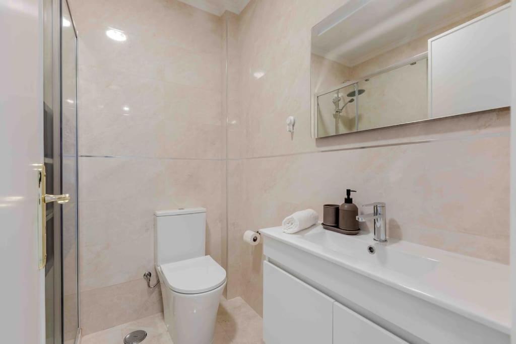 Lovely 3-Bedroom Condo W/ Free Parking On Premises Queluz Eksteriør billede