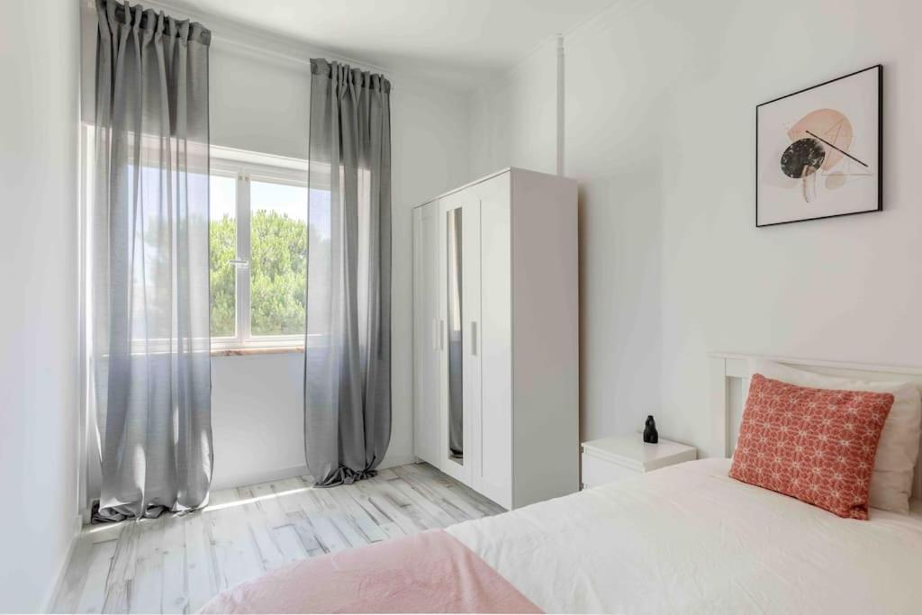 Lovely 3-Bedroom Condo W/ Free Parking On Premises Queluz Eksteriør billede