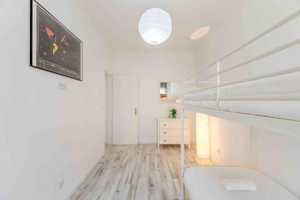 Lovely 3-Bedroom Condo W/ Free Parking On Premises Queluz Eksteriør billede