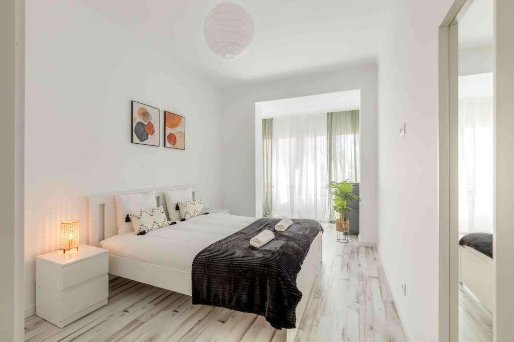 Lovely 3-Bedroom Condo W/ Free Parking On Premises Queluz Eksteriør billede